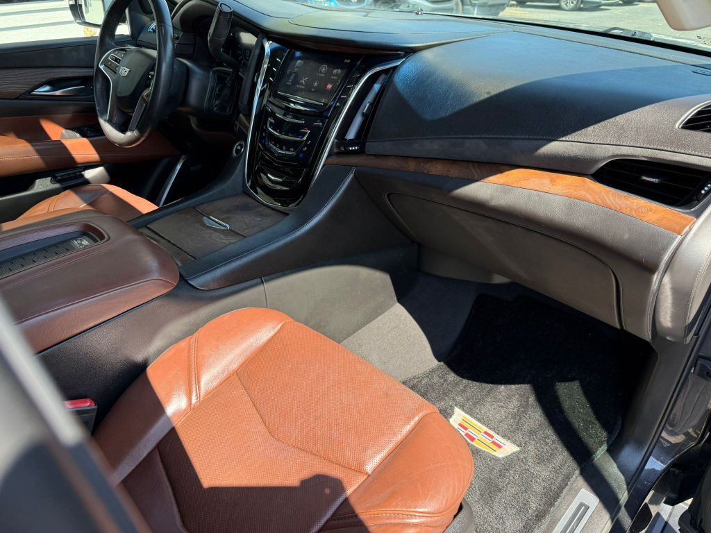 2017 Cadillac Escalade Image 16