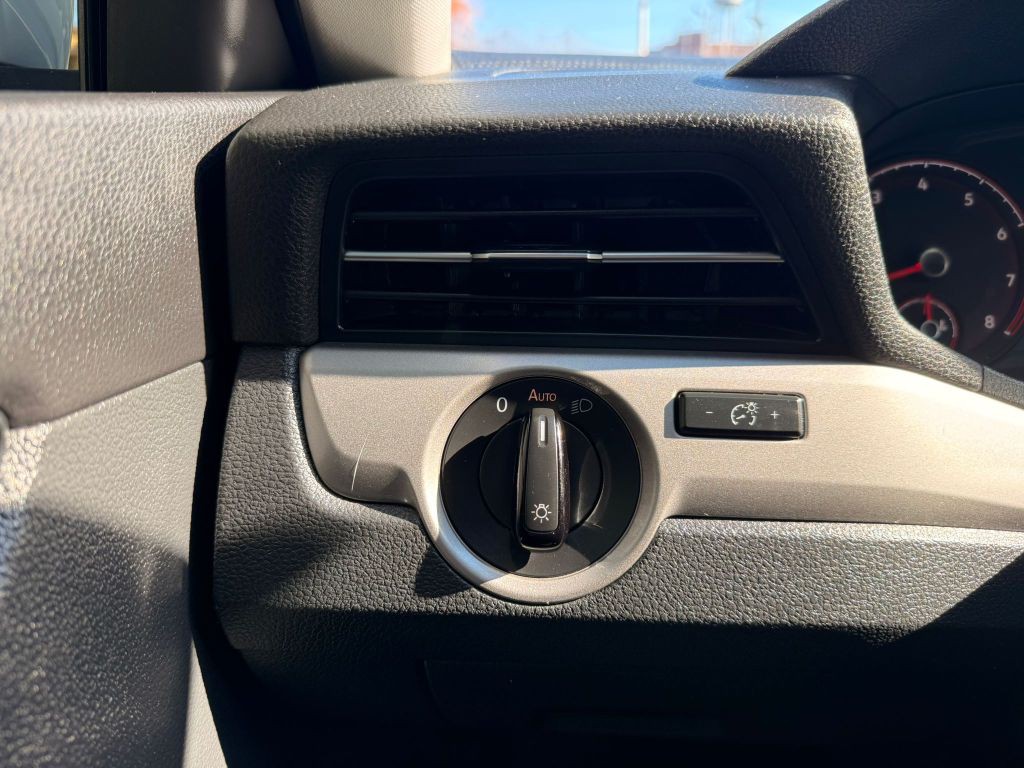 2020 Volkswagen Passat Image 34