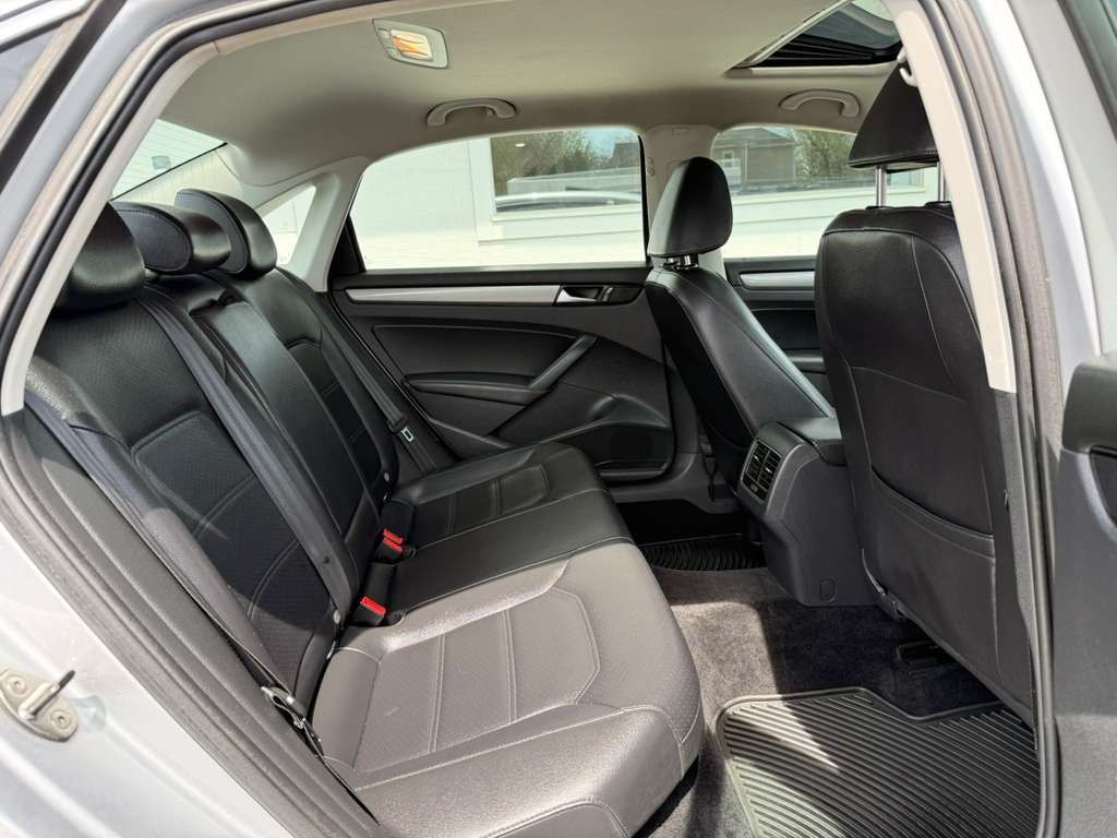 2014 Volkswagen Passat Image 19