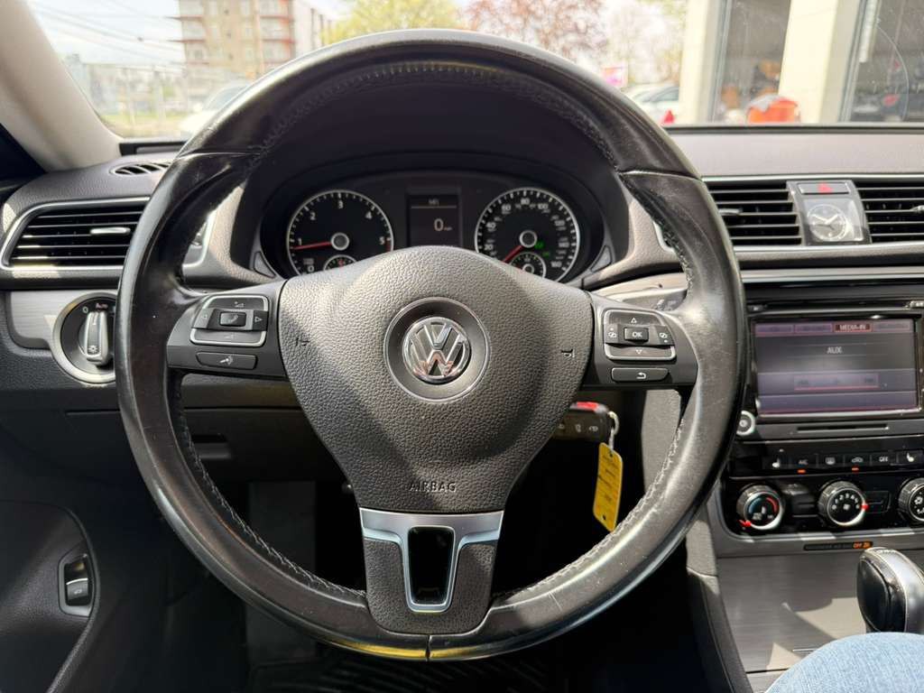 2014 Volkswagen Passat Image 22