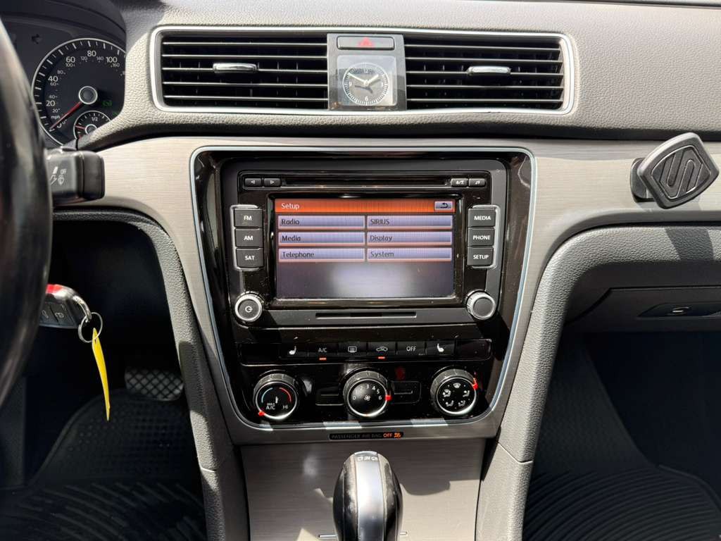 2014 Volkswagen Passat Image 24