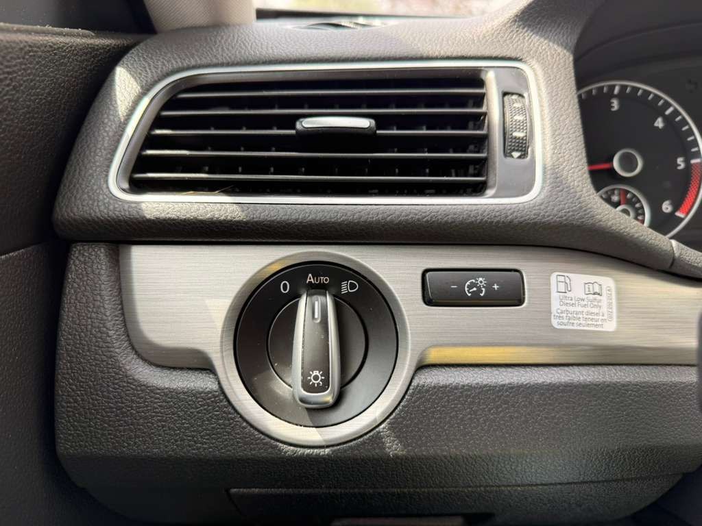 2014 Volkswagen Passat Image 30