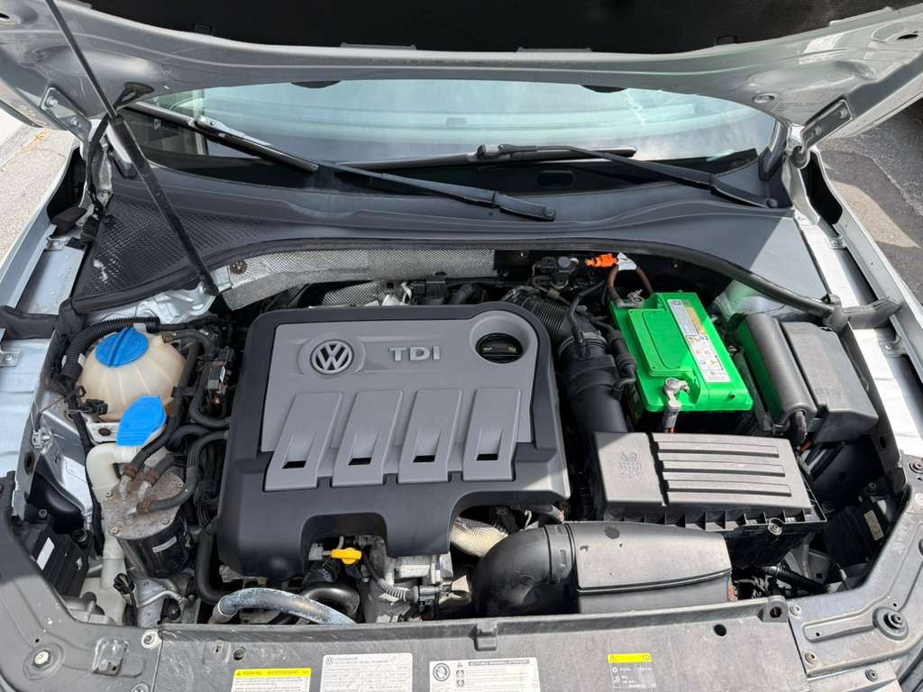 2014 Volkswagen Passat Image 32