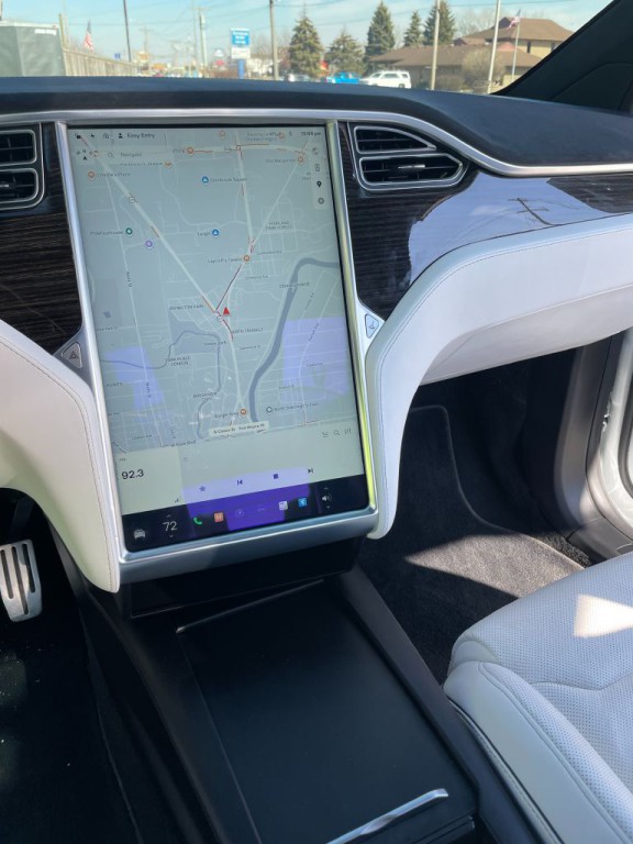 2016 Tesla Model X Image 12