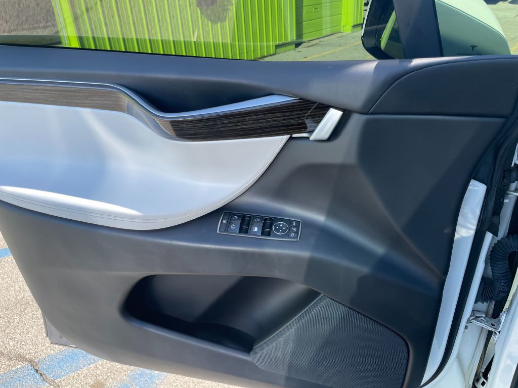 2016 Tesla Model X Image 13