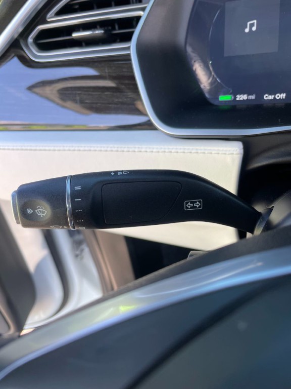 2016 Tesla Model X Image 15