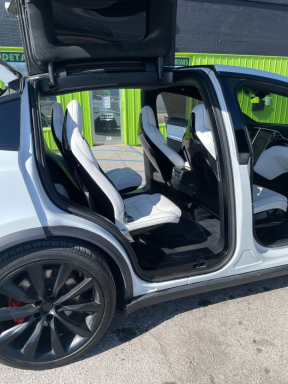 2016 Tesla Model X Image 22