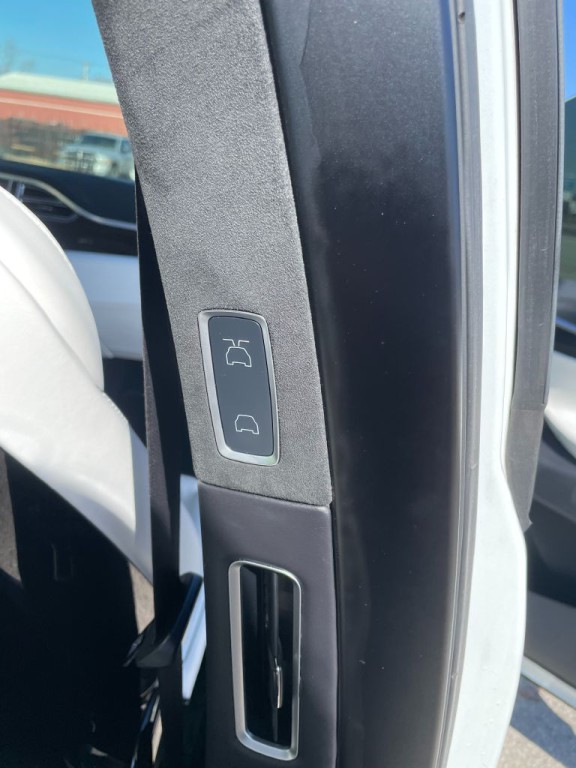 2016 Tesla Model X Image 23