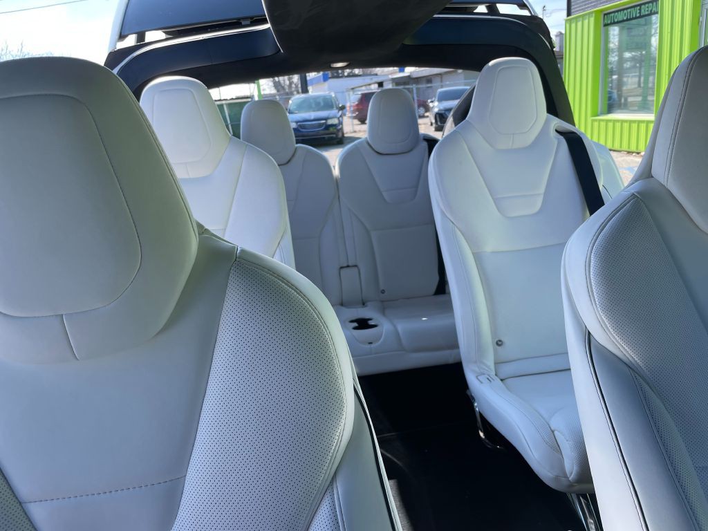 2016 Tesla Model X Image 25
