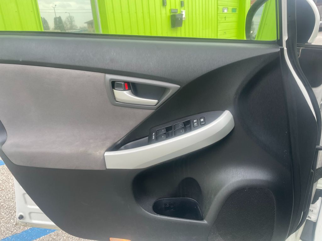 2012 Toyota Prius Image 12