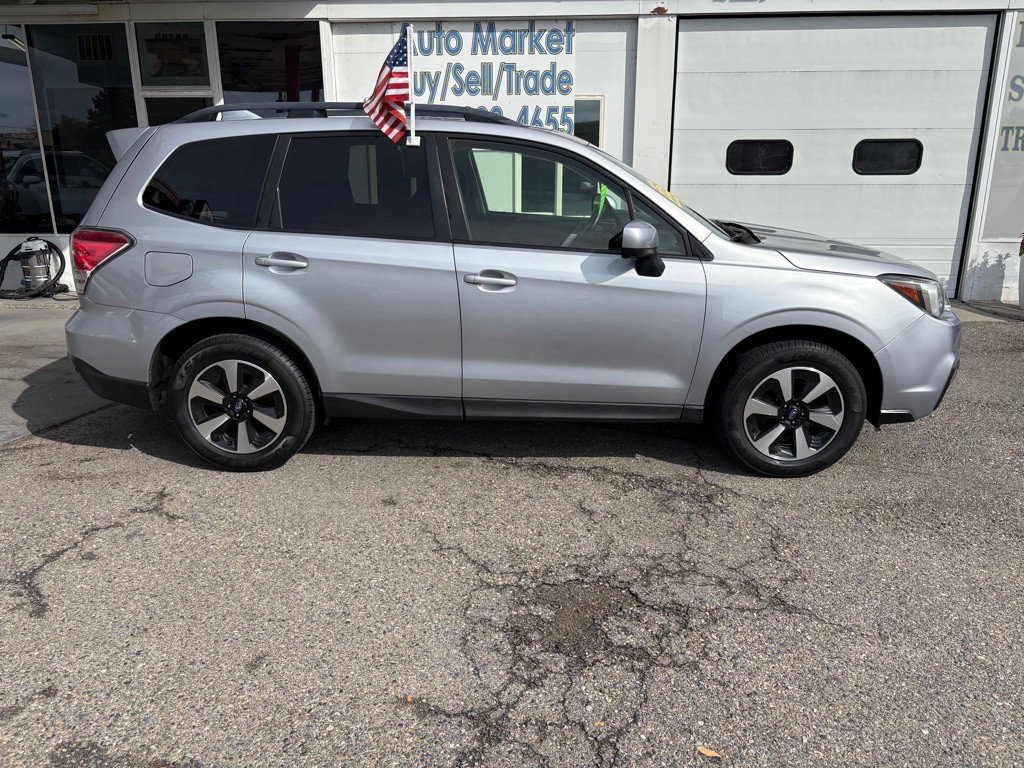 2017 Subaru Forester Image 2