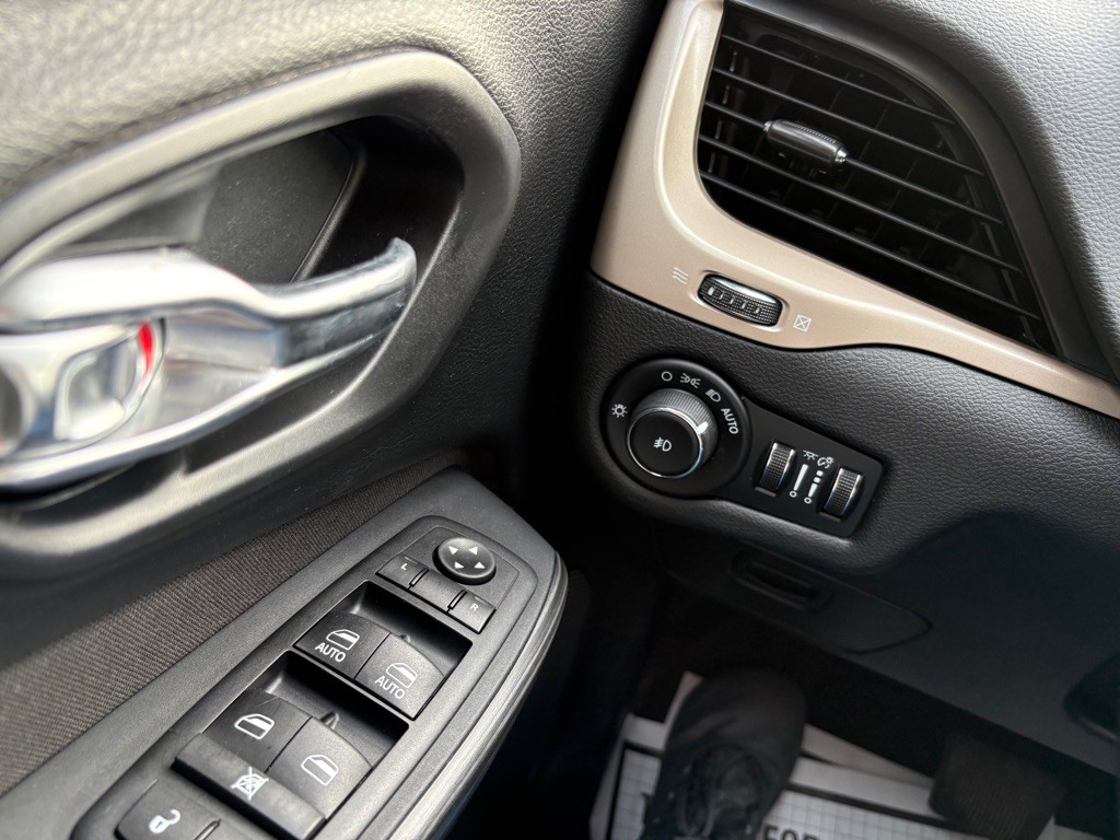 2017 Jeep Cherokee Image 18