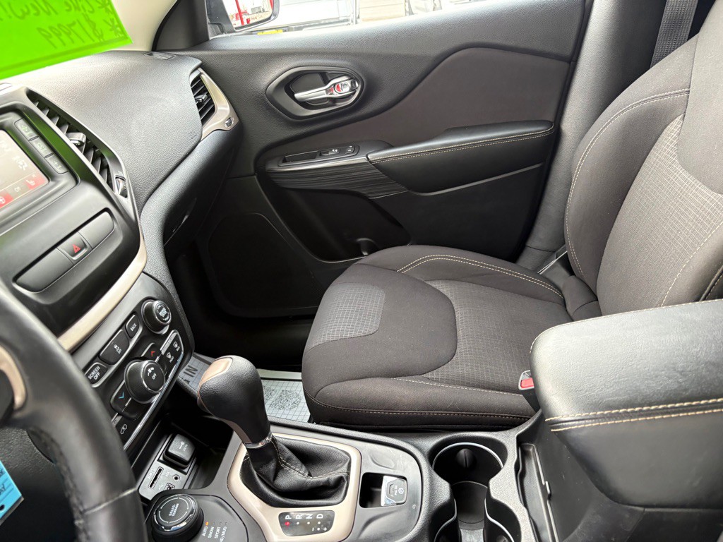 2017 Jeep Cherokee Image 21