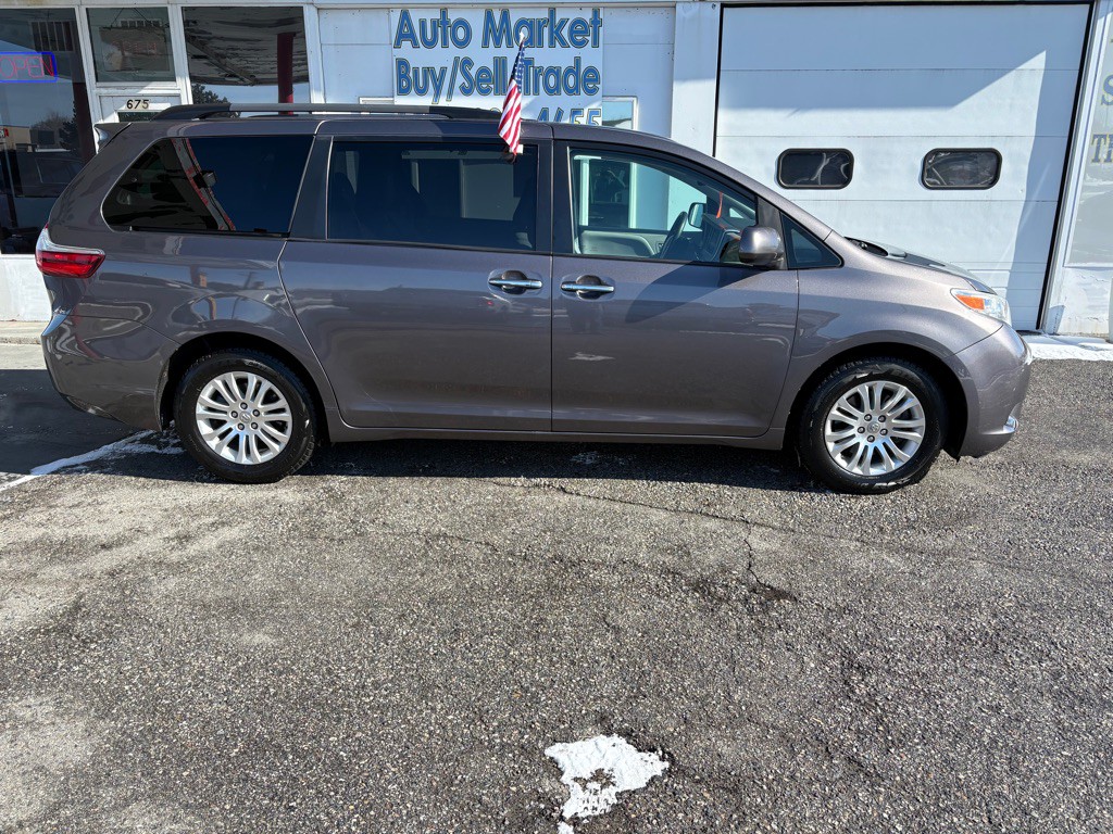 2015 Toyota Sienna Image 2