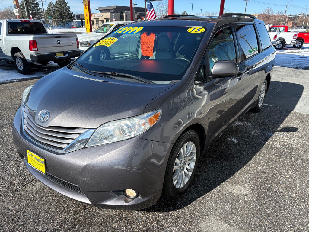 2015 Toyota Sienna Image 3