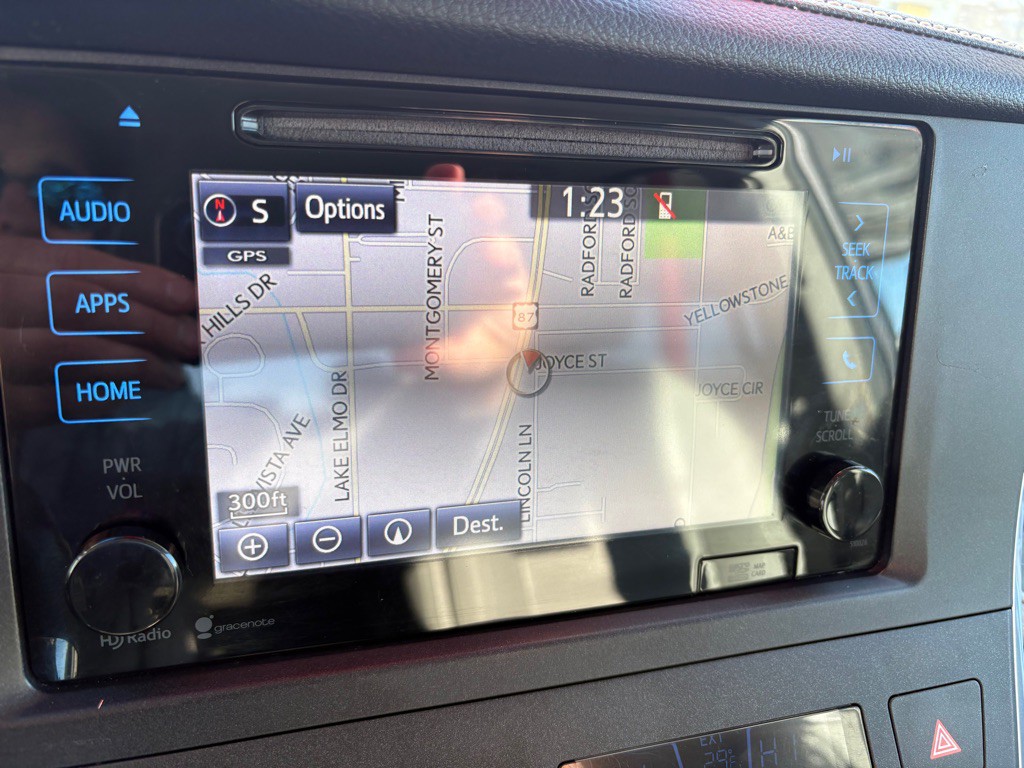 2015 Toyota Sienna Image 9