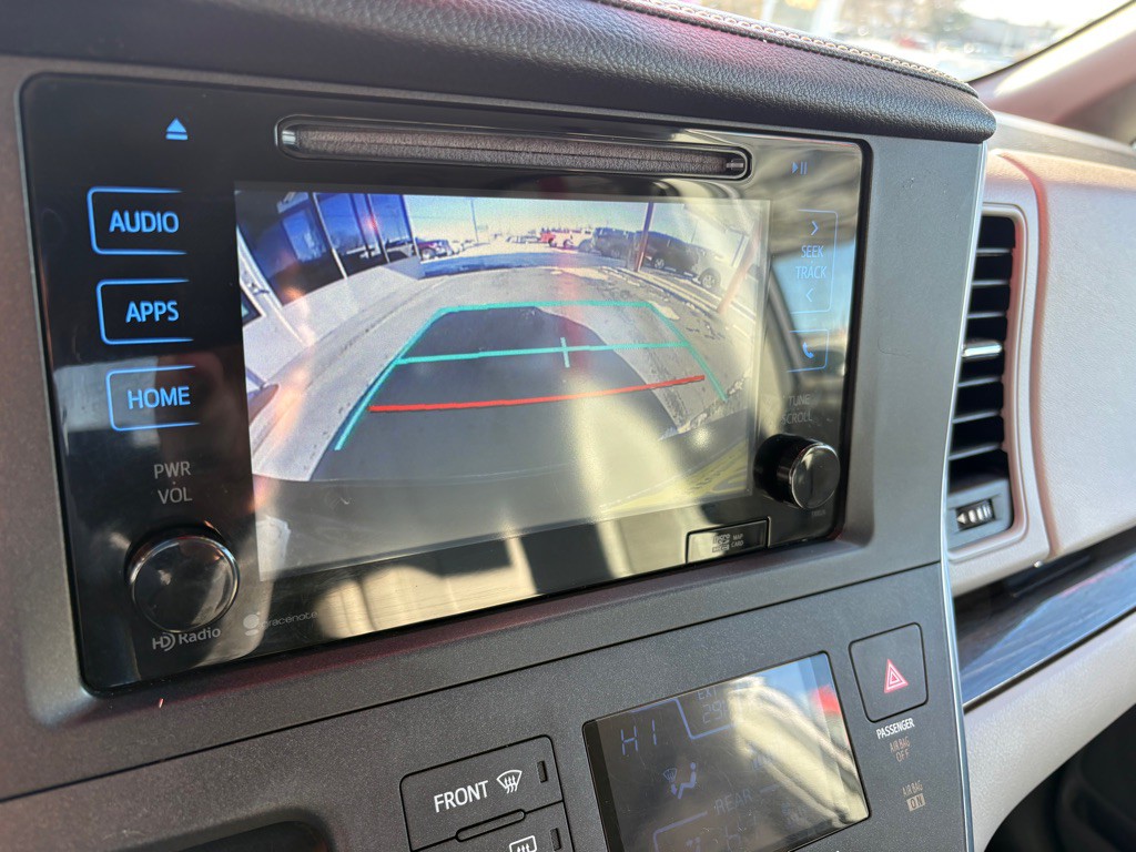 2015 Toyota Sienna Image 10