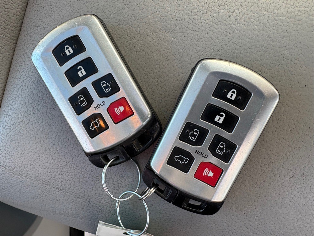 2015 Toyota Sienna Image 12