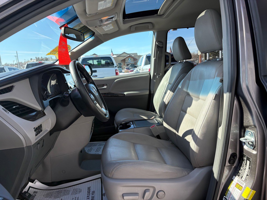 2015 Toyota Sienna Image 13
