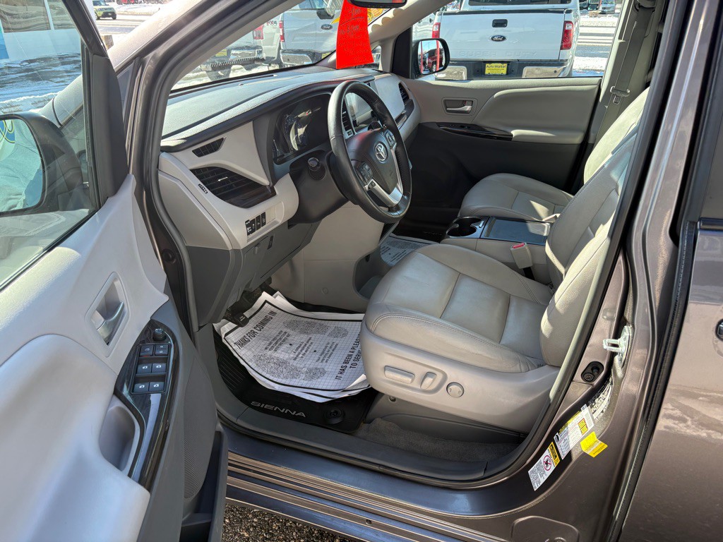 2015 Toyota Sienna Image 14