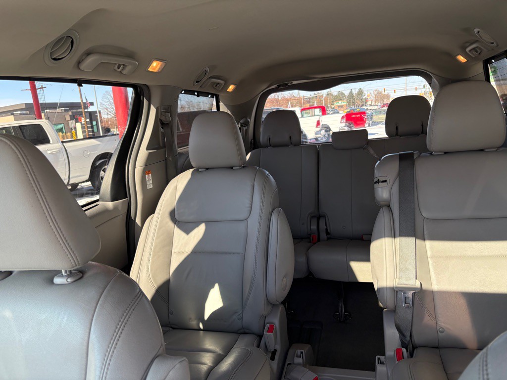2015 Toyota Sienna Image 15