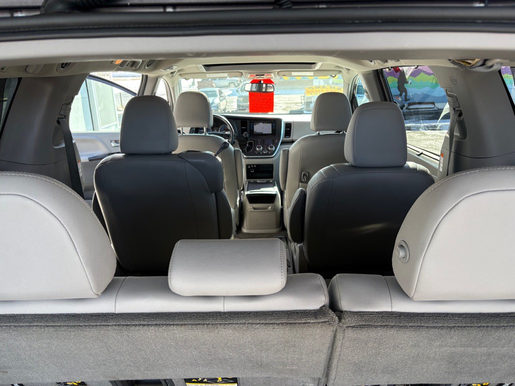 2015 Toyota Sienna Image 17