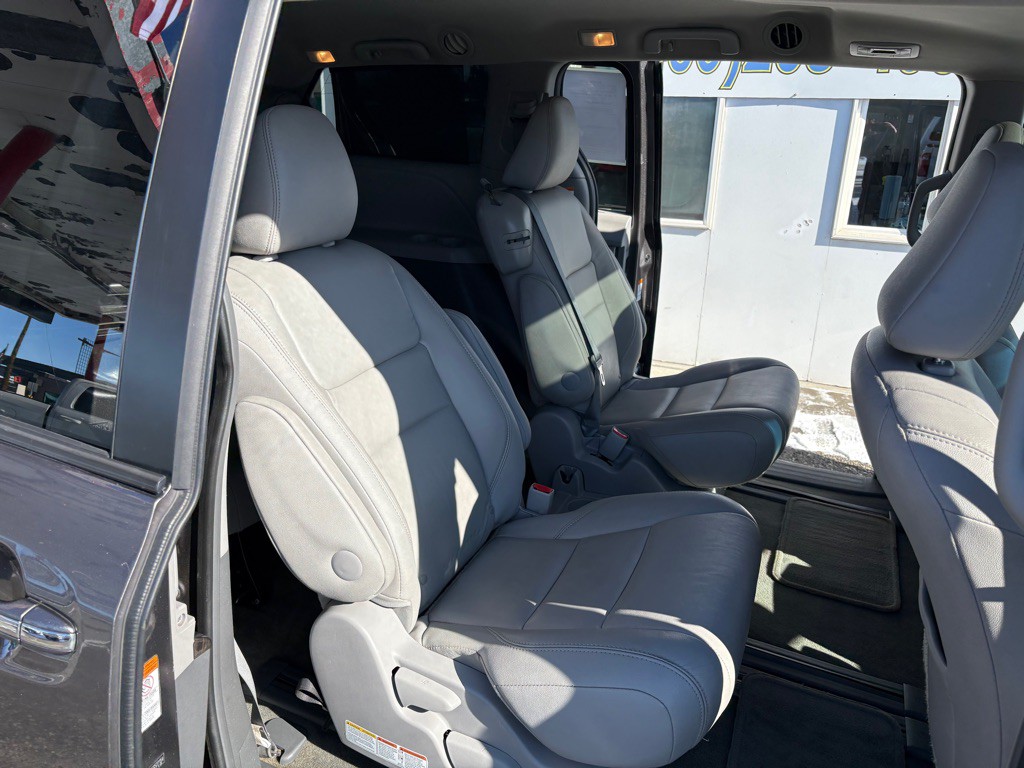 2015 Toyota Sienna Image 18