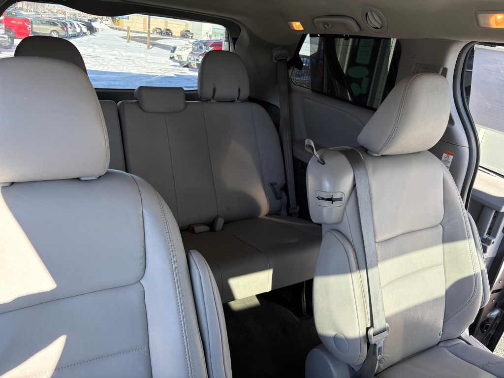 2015 Toyota Sienna Image 19