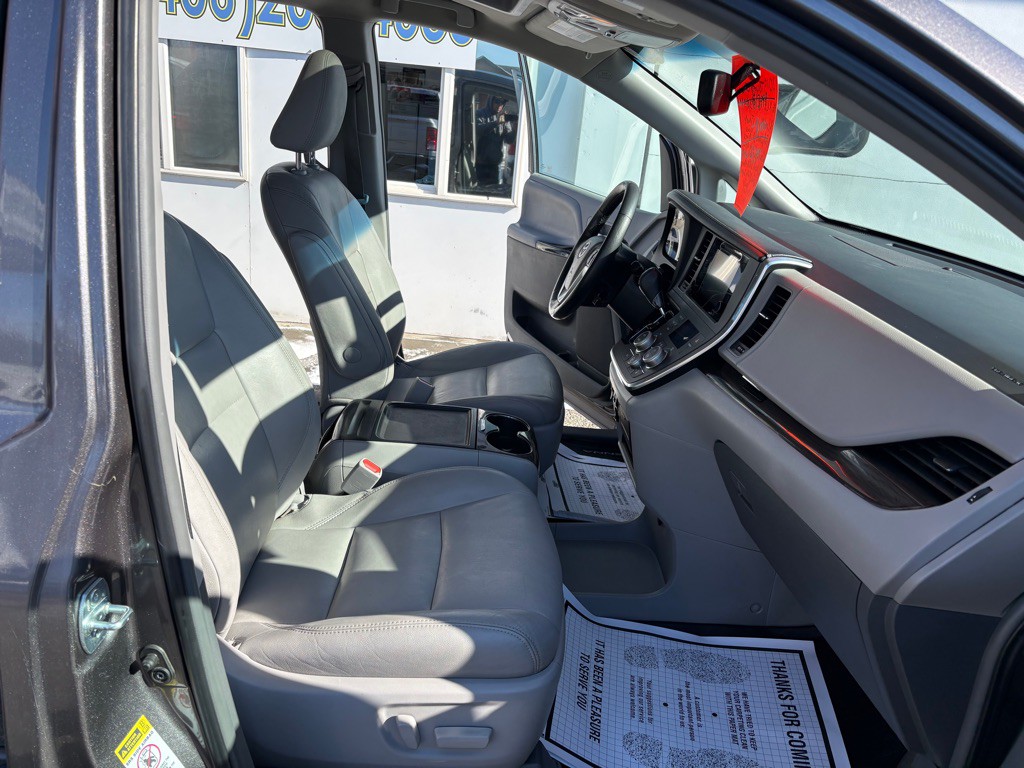 2015 Toyota Sienna Image 20