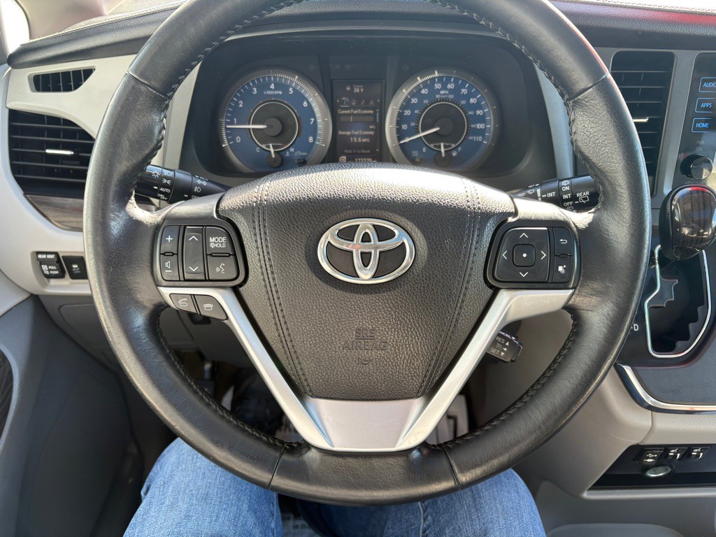 2015 Toyota Sienna Image 24