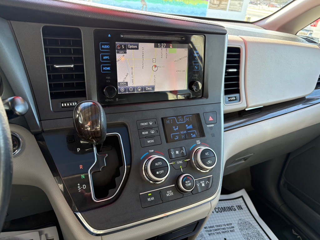 2015 Toyota Sienna Image 25