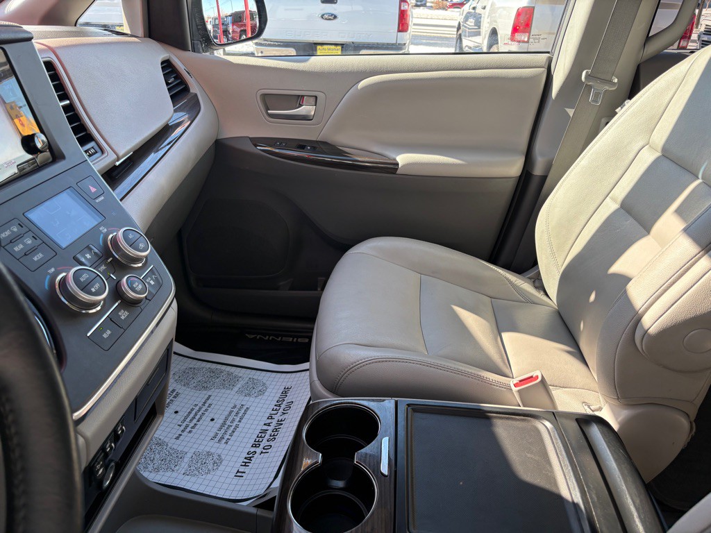 2015 Toyota Sienna Image 26
