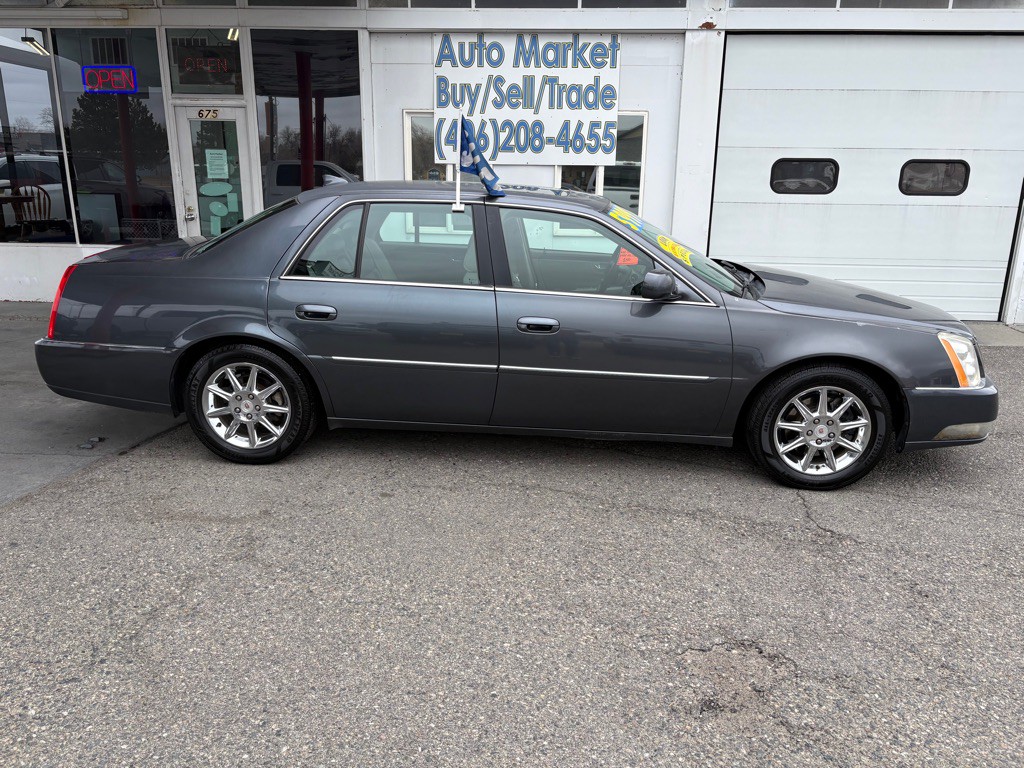 2010 Cadillac DTS Image 2