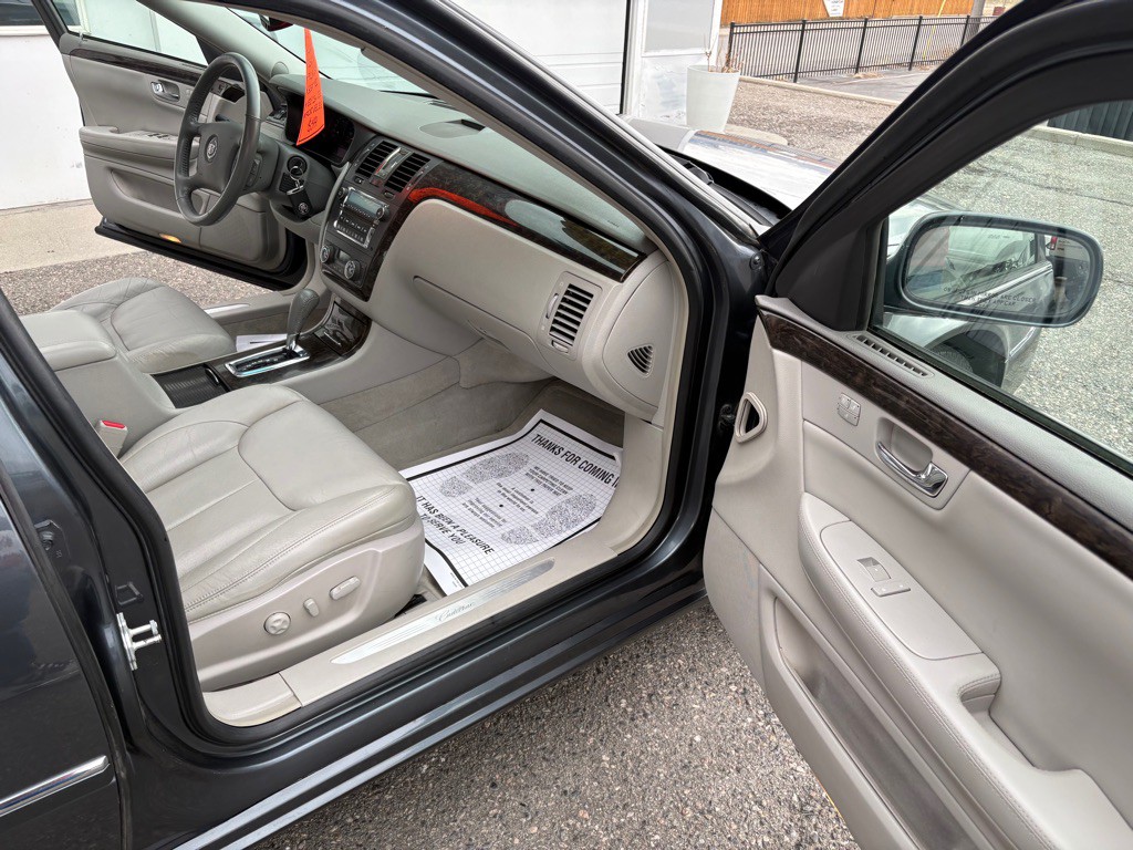 2010 Cadillac DTS Image 17