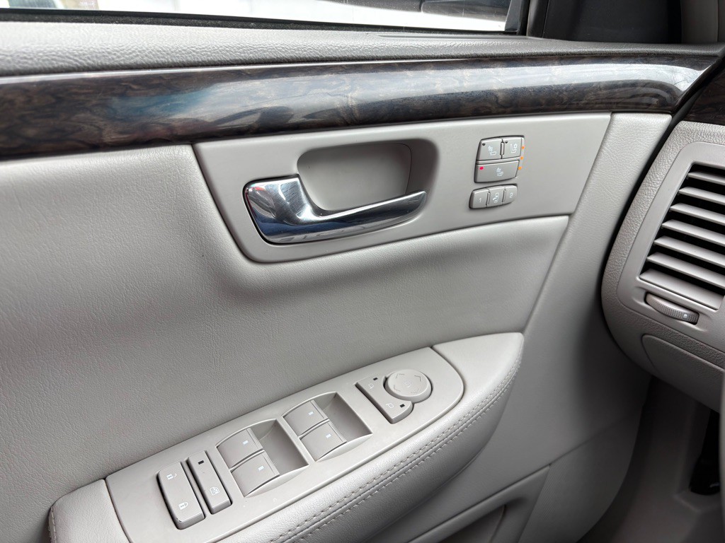 2010 Cadillac DTS Image 21