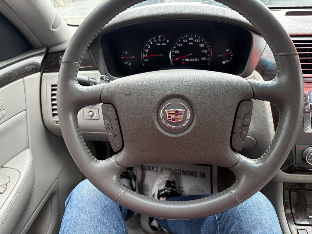 2010 Cadillac DTS Image 24