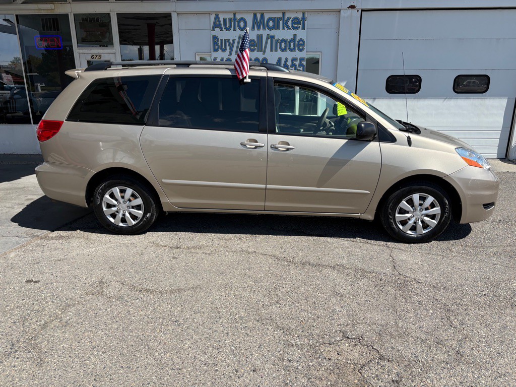 2008 Toyota Sienna Image 2