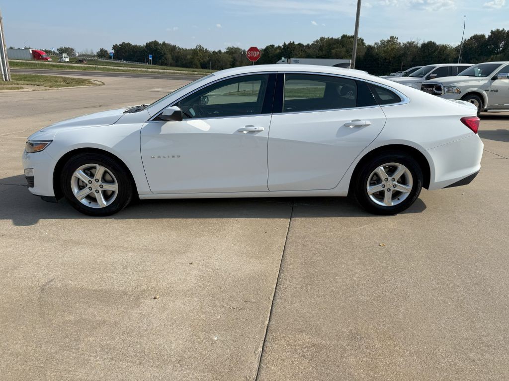 2022 Chevrolet Malibu Image 2