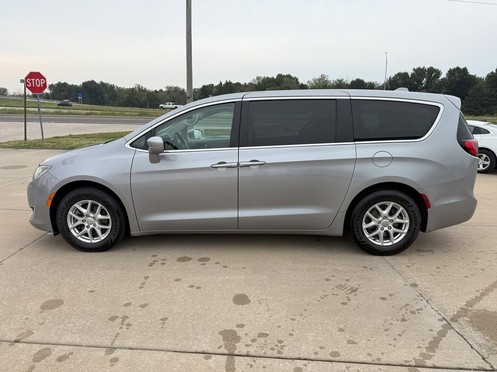 2020 Chrysler Pacifica Image 2