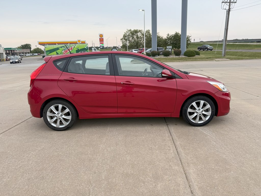 2014 Hyundai Accent Image 2