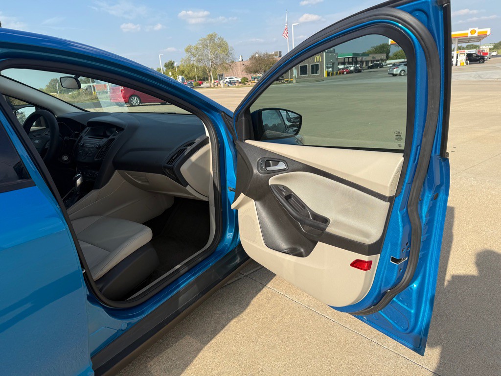 2016 Ford Focus Image 16