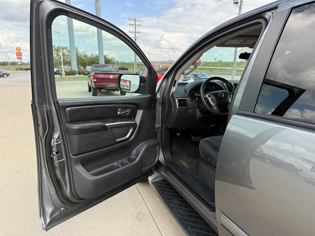 2015 Nissan Armada Image 11