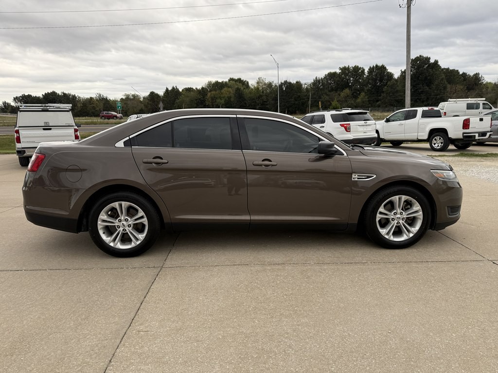 2016 Ford Taurus Image 2