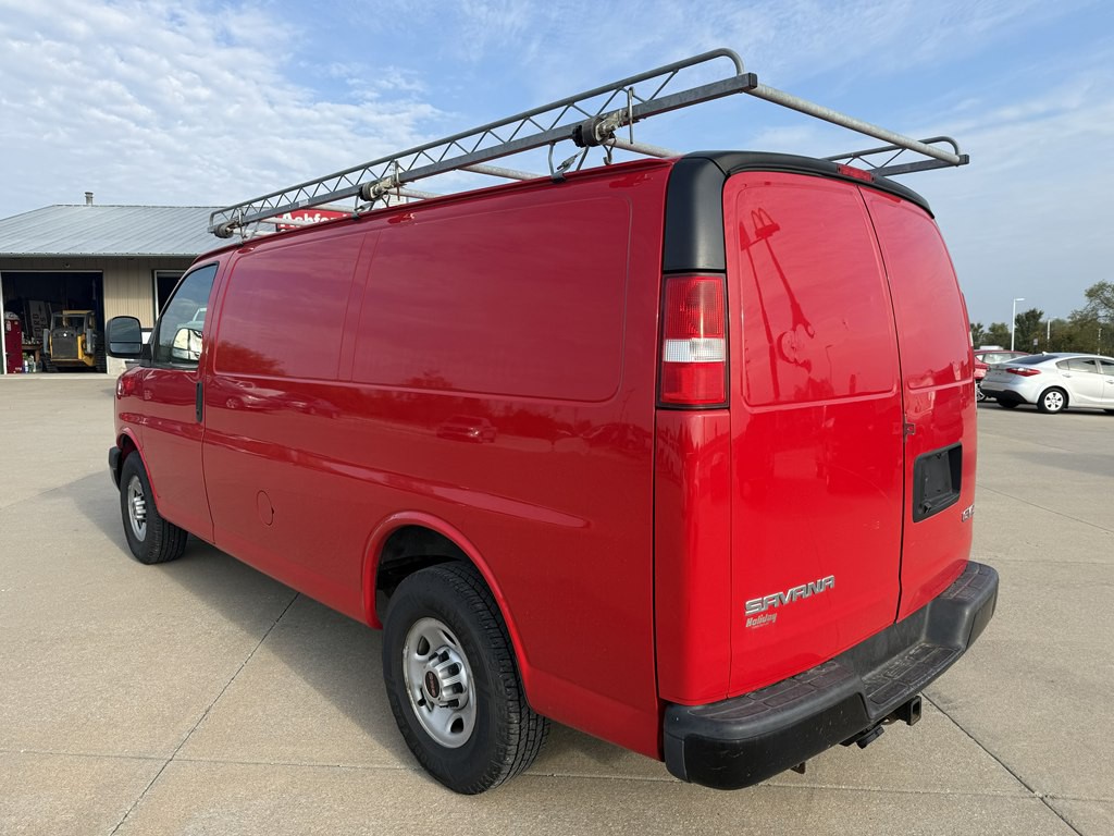2017 GMC Savana Image 3