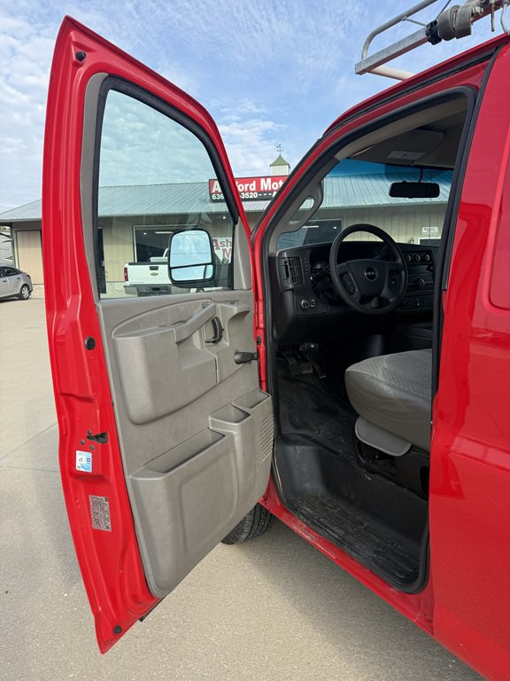 2017 GMC Savana Image 9