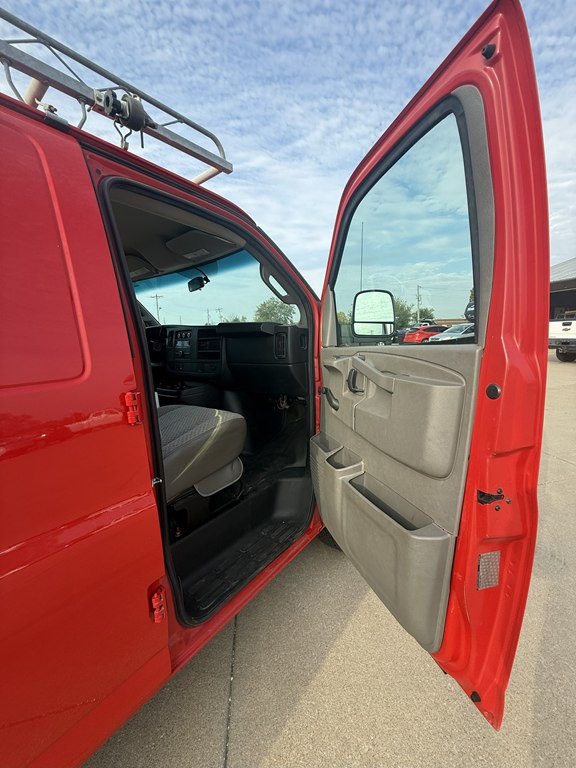 2017 GMC Savana Image 17