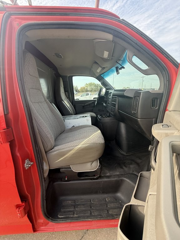 2017 GMC Savana Image 18