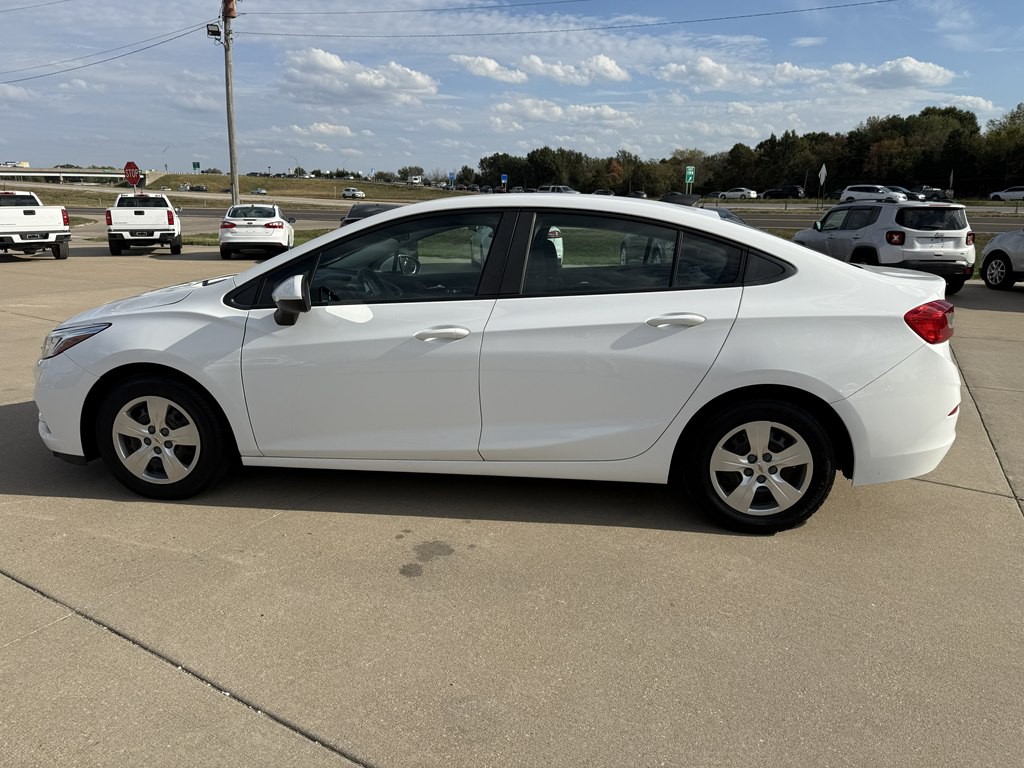 2017 Chevrolet Cruze Image 2