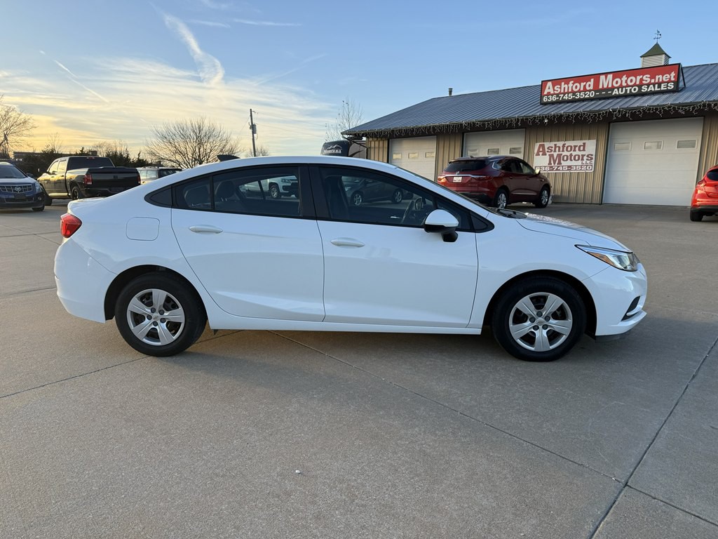 2018 Chevrolet Cruze Image 2