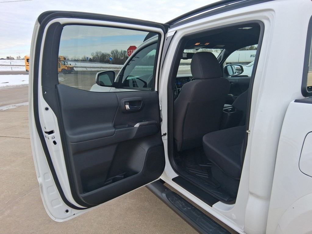 2016 Toyota Tacoma Image 15